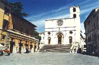Piazza Popolo mit dem Duomo Santa Maria 